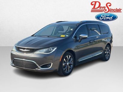 Used 2017 Chrysler Pacifica Limited w/ UConnect Theater Package