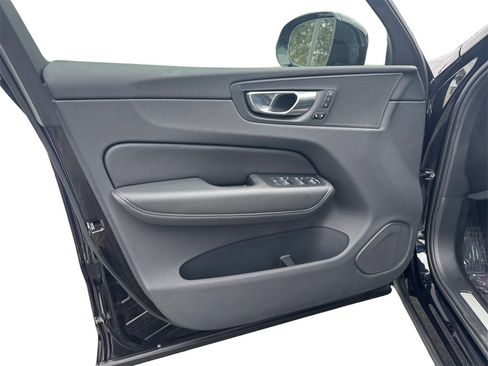 Certified 2025 Volvo XC60 B5 Core image 8