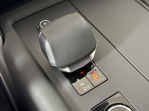 Certified 2025 Land Rover Discovery Dynamic SE image 17