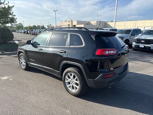 Used 2017 Jeep Cherokee Sport FWD image 4
