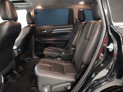 Used 2019 Toyota Highlander SE image 22