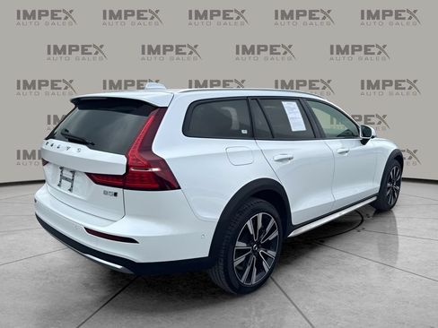 Used 2025 Volvo V60 B5 Cross Country Ultra AWD/4WD image 5