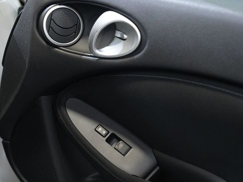 Used 2016 Nissan 370Z Touring RWD image 23