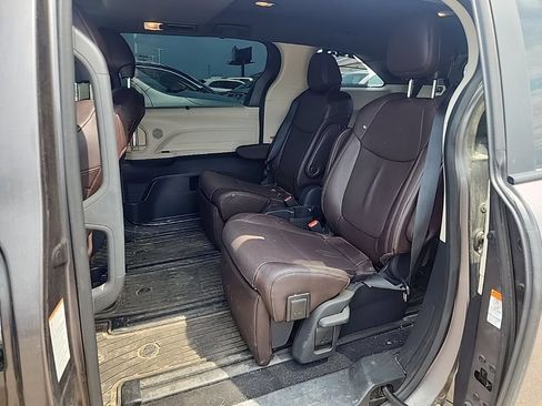 Used 2023 Toyota Sienna Platinum AWD/4WD image 33