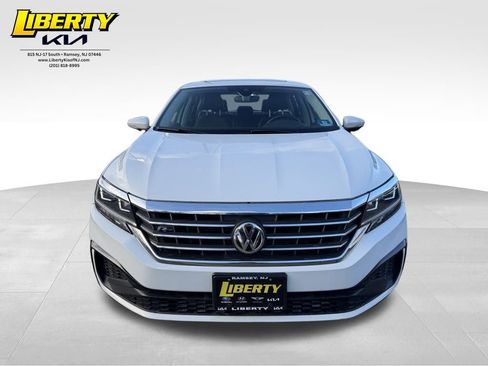 Used 2020 Volkswagen Passat 2.0T R-Line image 2