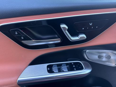 Used 2025 Mercedes-Benz GLC 350e 4MATIC image 12