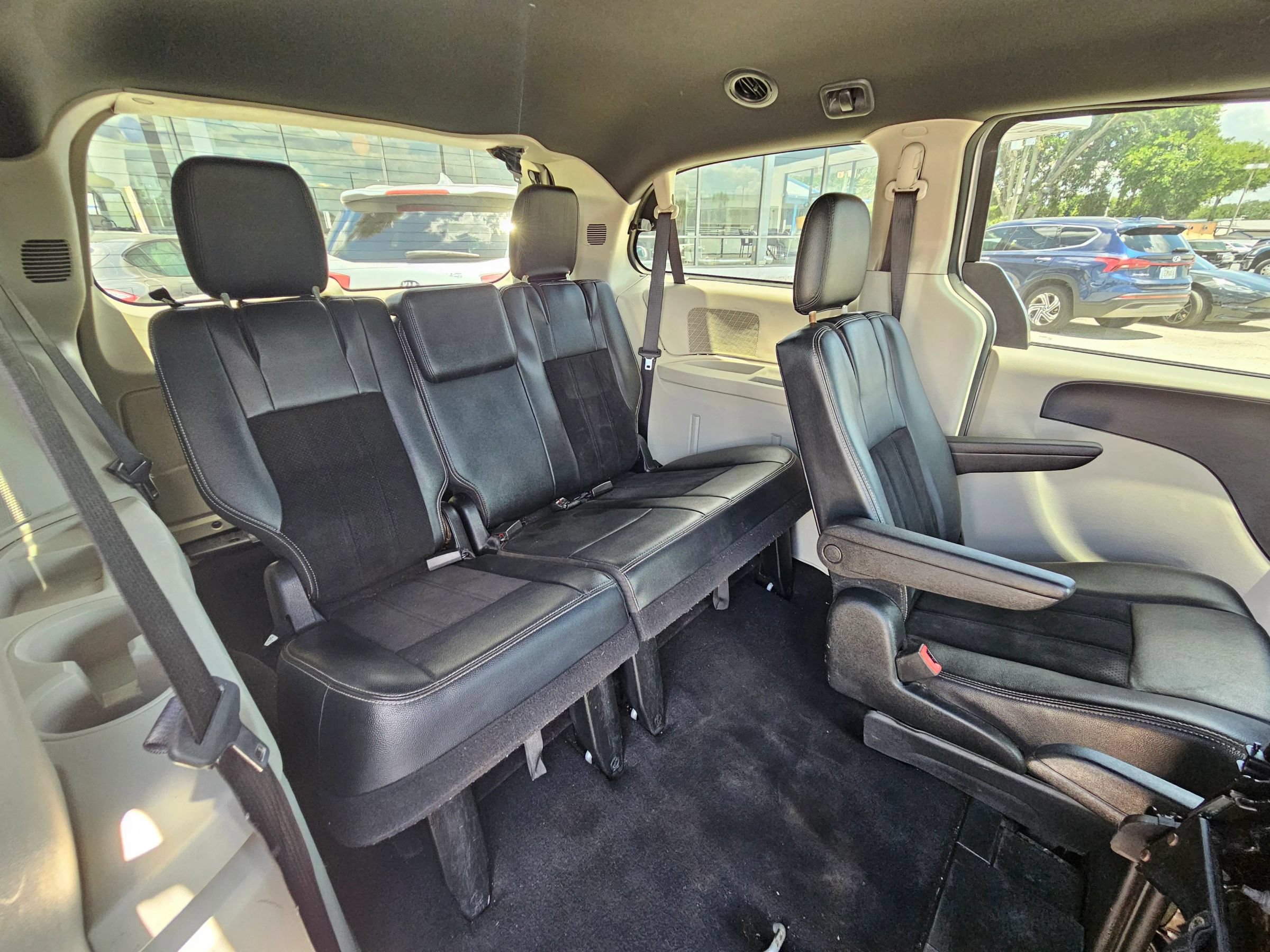 Used 2017 Dodge Grand Caravan SXT FWD image 12