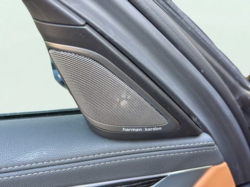 Used 2022 BMW 740i w/ M Sport Package RWD image 11