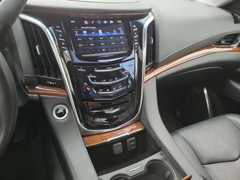 Used 2017 Cadillac Escalade Luxury RWD image 13
