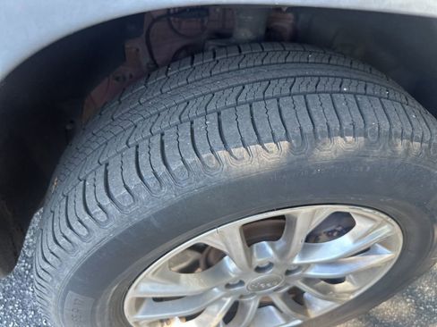 Used 2019 Jeep Cherokee Latitude Plus w/ Comfort/Convenience Group AWD/4WD image 11