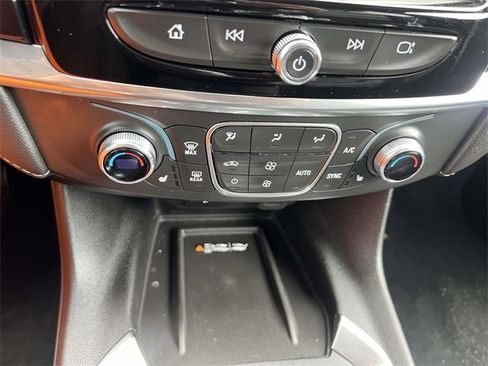 Used 2023 Chevrolet Traverse LT image 31