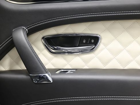 Used 2017 Bentley Bentayga AWD/4WD image 71