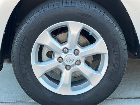 Used 2014 Toyota RAV4 EV image 32