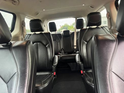 Used 2024 Chrysler Pacifica Touring-L FWD image 31