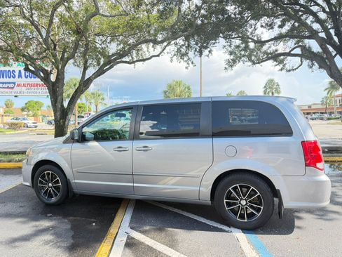 Used 2017 Dodge Grand Caravan SE FWD image 4