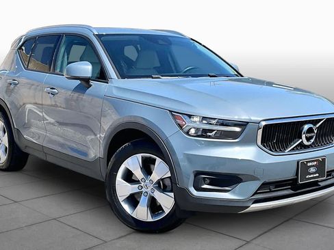 Used 2021 Volvo XC40 T4 Momentum FWD image 3