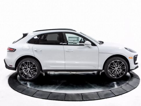 Certified 2025 Porsche Macan image 8