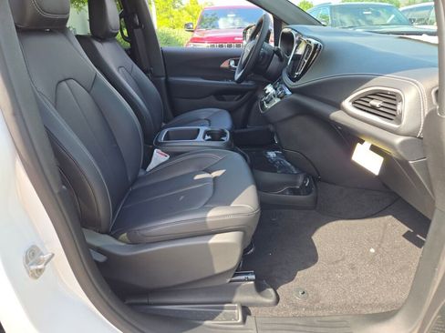 New 2026 Chrysler Pacifica Select image 7