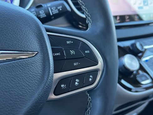 Used 2024 Chrysler Pacifica Touring-L FWD image 25