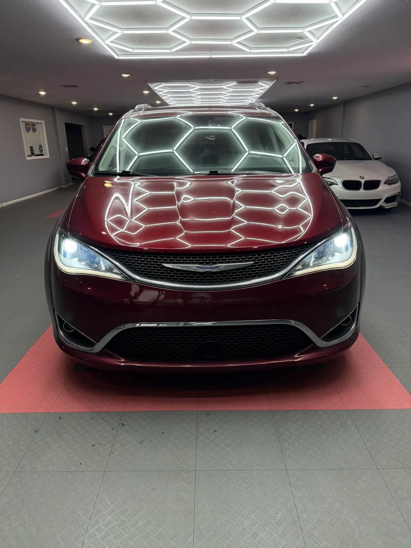 Used 2018 Chrysler Pacifica Touring-L Plus w/ Advanced Safetytec Group FWD image 8