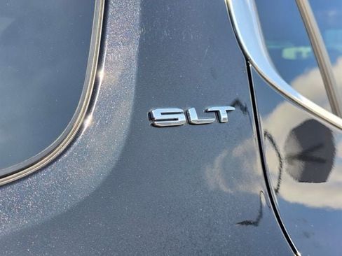 Used 2023 GMC Acadia SLT w/ Technology Package image 9