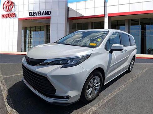 Used 2024 Toyota Sienna XLE w/ XLE Plus Package AWD/4WD image 3