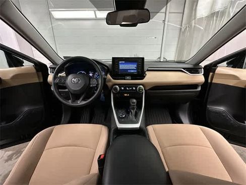 Used 2021 Toyota RAV4 LE image 17