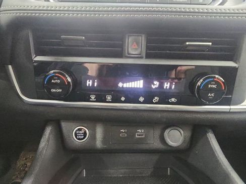 Used 2023 Nissan Rogue SV image 17