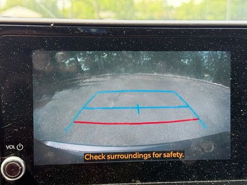 Used 2023 Toyota Highlander LE FWD image 11