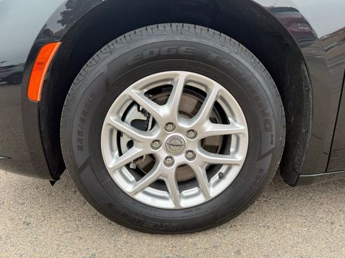 Used 2023 Chrysler Pacifica Touring-L image 42