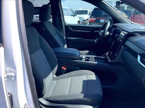 Used 2025 GMC Acadia Elevation FWD image 7