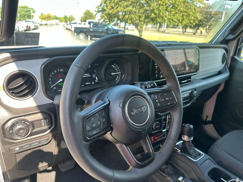 Used 2024 Jeep Wrangler Unlimited AWD/4WD image 13