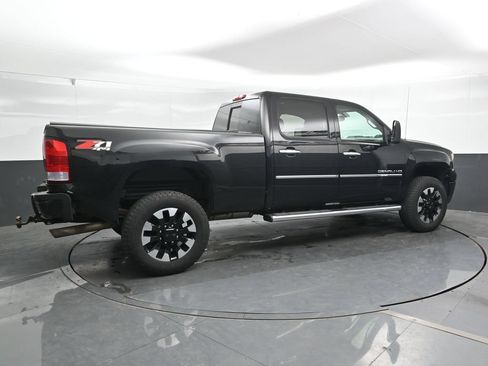 Used 2011 GMC Sierra 2500 Denali w/ Suspension Package, Off-Road AWD/4WD image 2