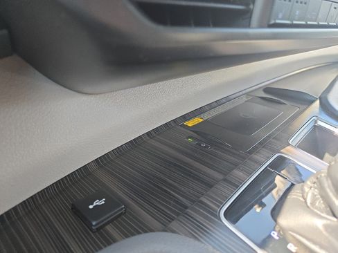 Used 2021 Toyota Sienna Limited image 32