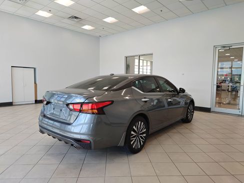Used 2025 Nissan Altima 2.5 SV w/ SV Premium Package FWD image 3