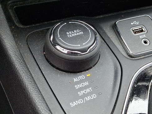 Used 2019 Jeep Cherokee Limited AWD/4WD image 24