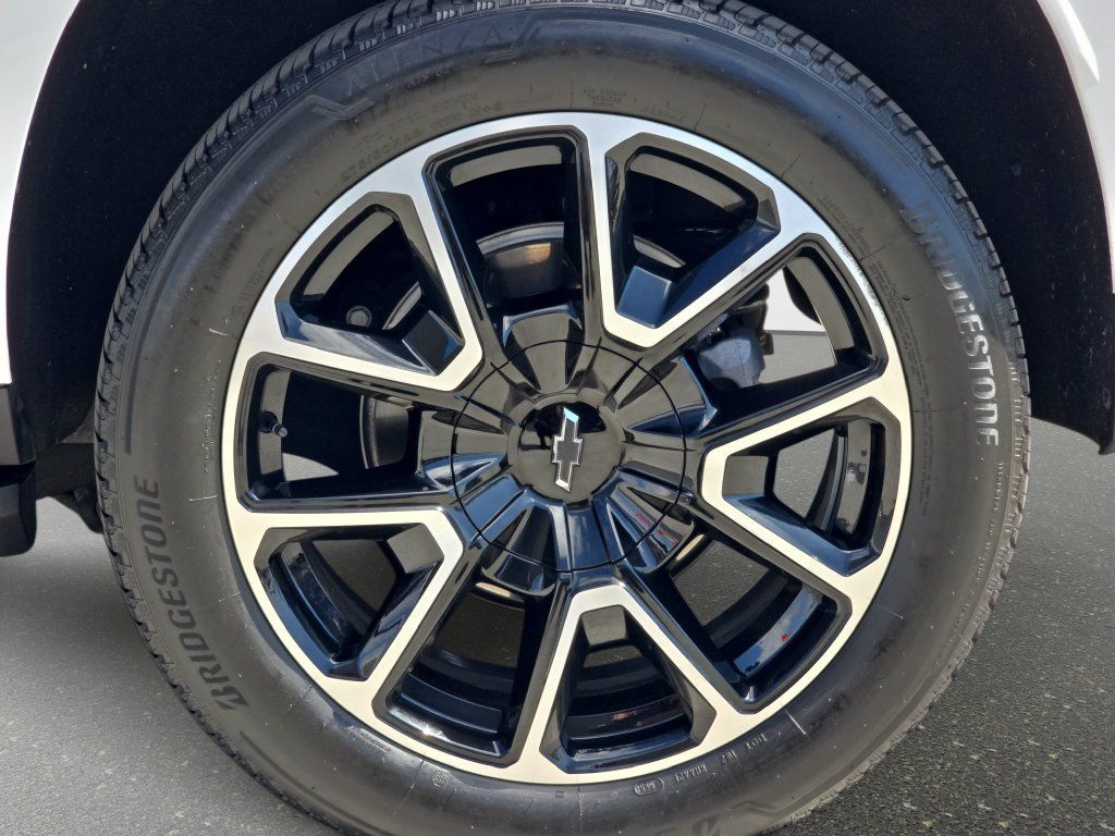 Used 2024 Chevrolet Suburban RST AWD/4WD image 37