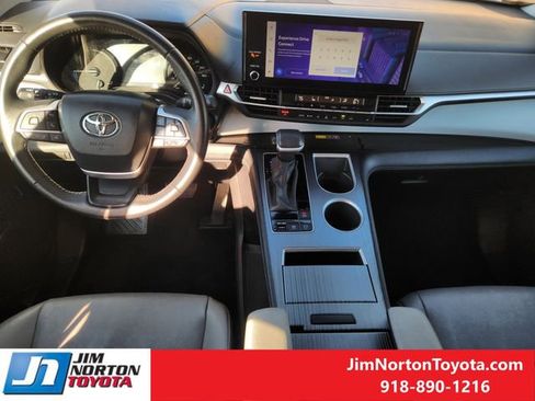 Used 2025 Toyota Sienna XLE image 26