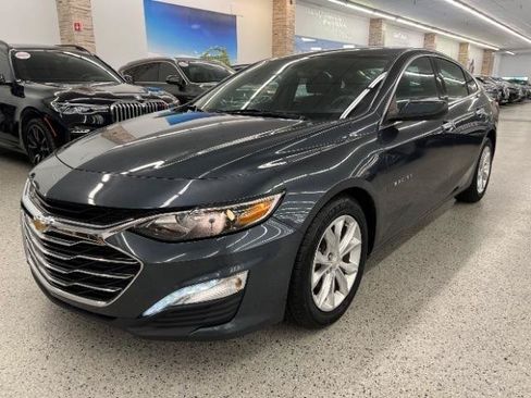 Used 2019 Chevrolet Malibu LT FWD image 2