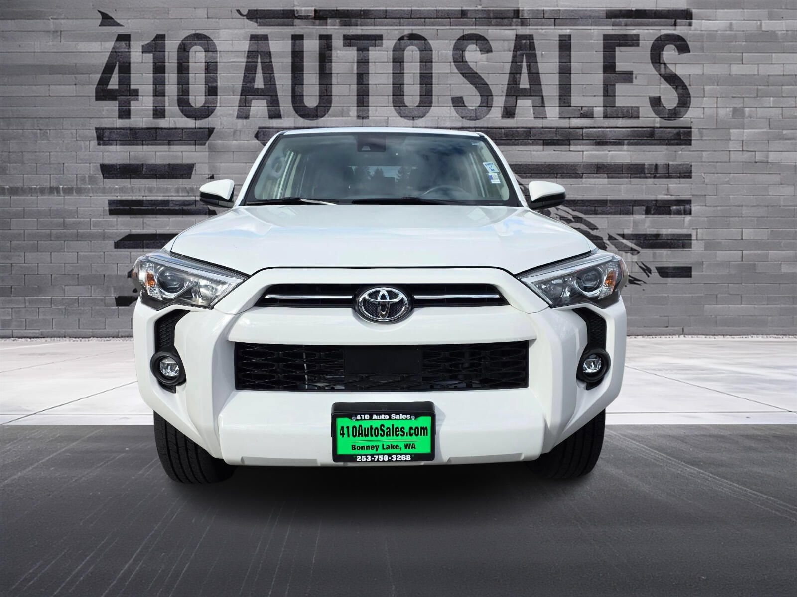 Used 2024 Toyota 4Runner SR5 AWD/4WD image 5