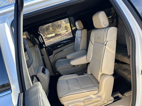 Used 2024 Cadillac Escalade ESV Premium Luxury image 40