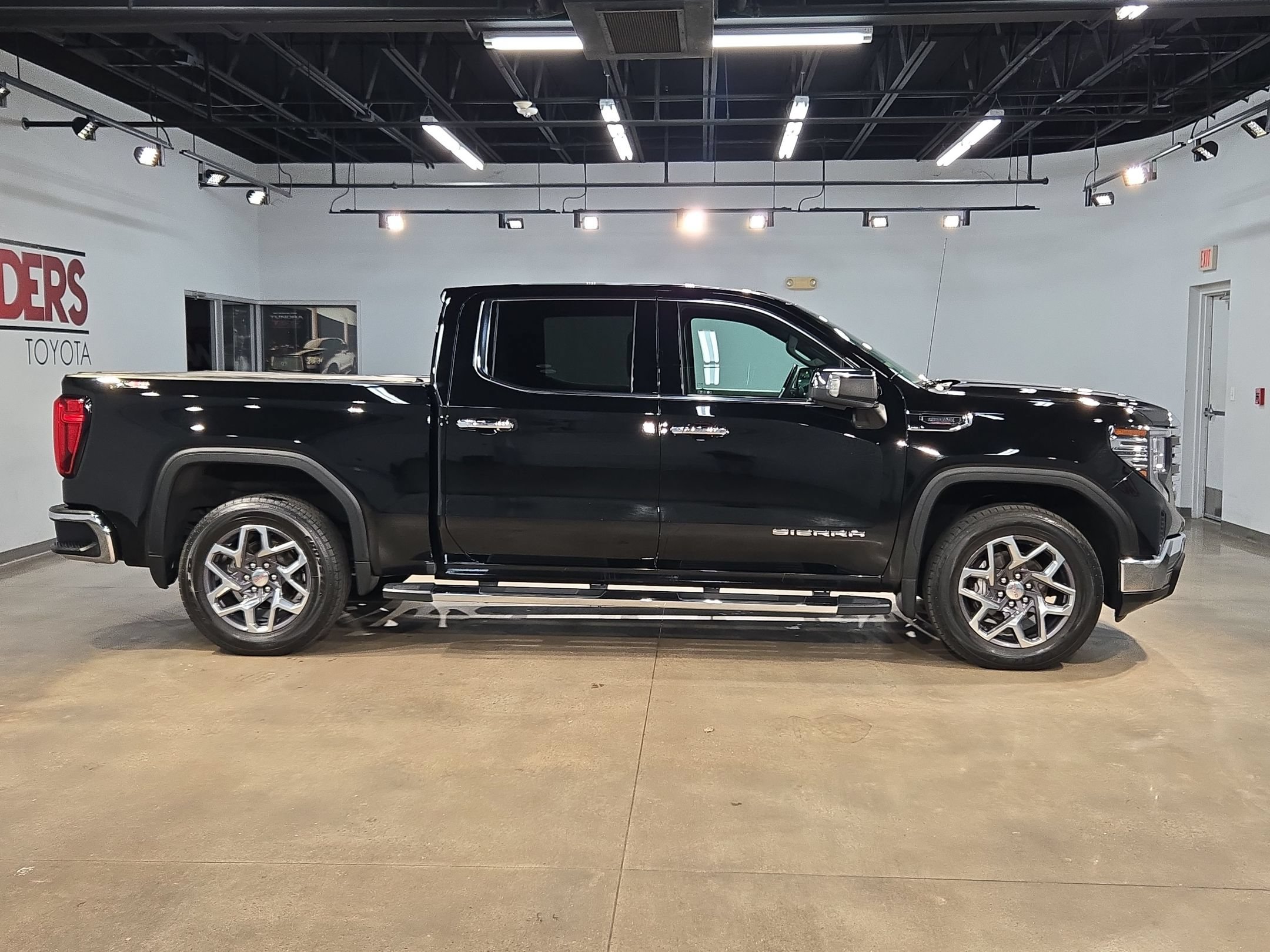 Used 2023 GMC Sierra 1500 SLT w/ SLT Convenience Package AWD/4WD image 8