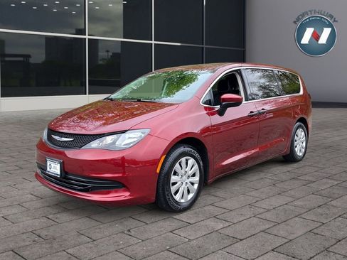Used 2020 Chrysler Voyager L FWD image 1