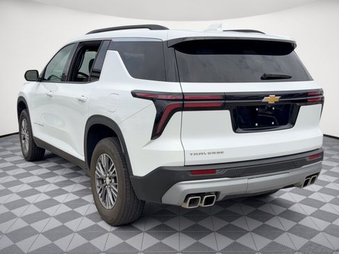 Used 2025 Chevrolet Traverse LT FWD image 3