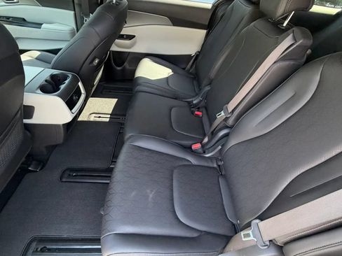Used 2023 Kia Carnival LX FWD image 16