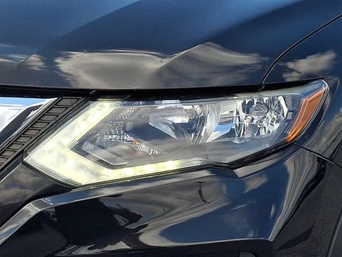 Used 2018 Nissan Rogue SV w/ Premium Package AWD/4WD image 9