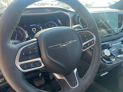 Used 2025 Chrysler Pacifica Select image 30