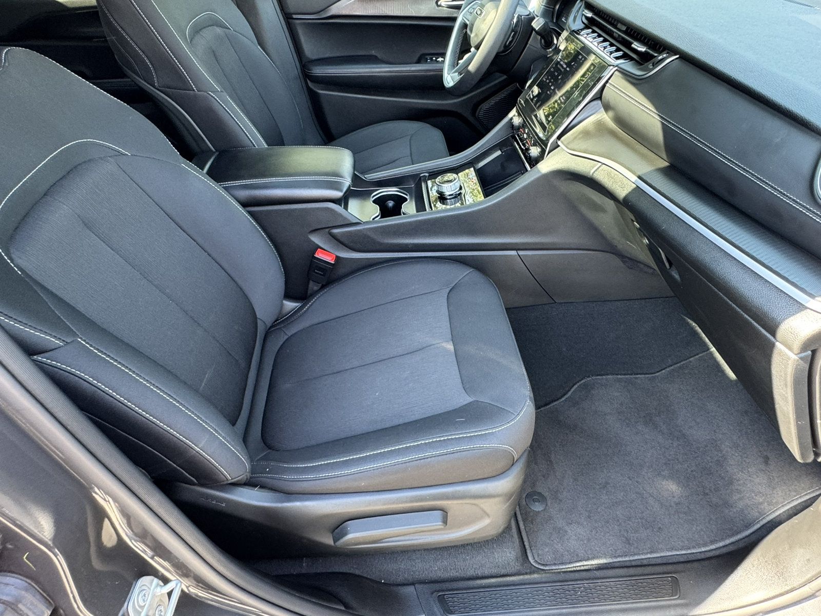 Used 2025 Jeep Grand Cherokee Laredo X w/ Luxury Tech Group I RWD image 16