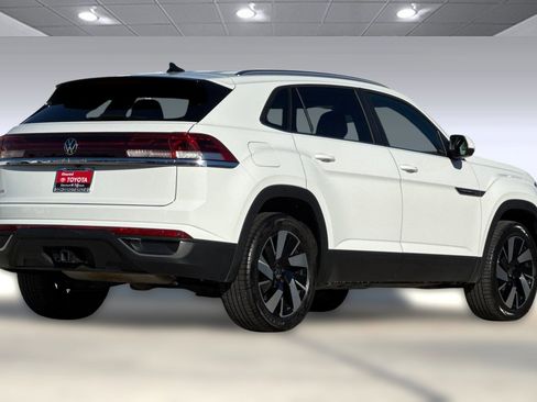 Used 2025 Volkswagen Atlas Cross Sport SE image 3