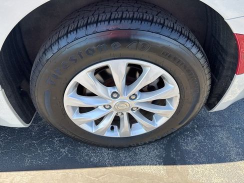 Used 2017 Chrysler Pacifica Touring-L FWD image 24